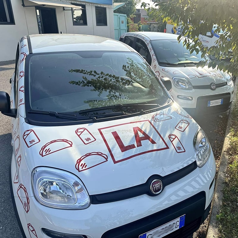 Adesivi con logo per auto aziendali